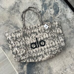 Alo Yoga shoppers bag NEW